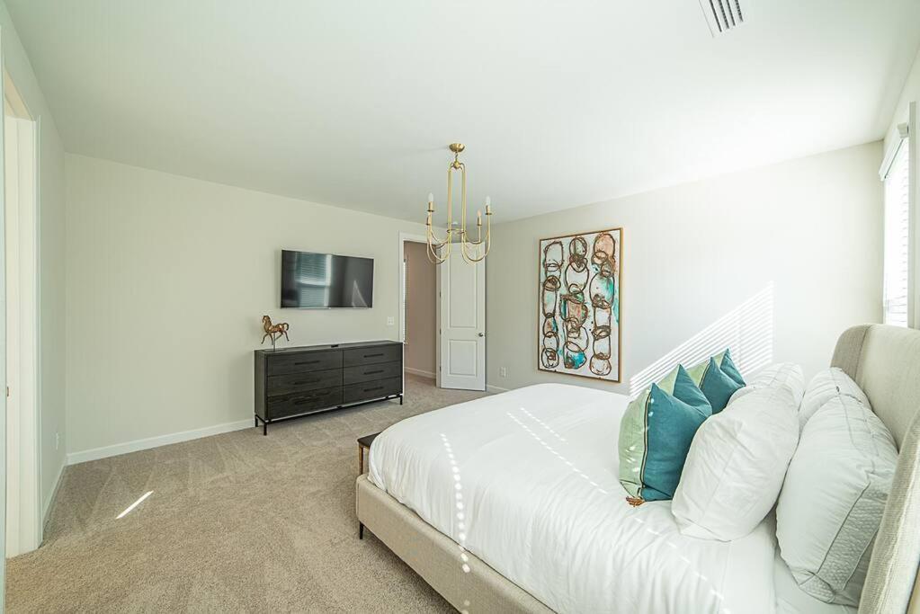 New! Lux. 4br W/ Grill, Office & Huge Yard