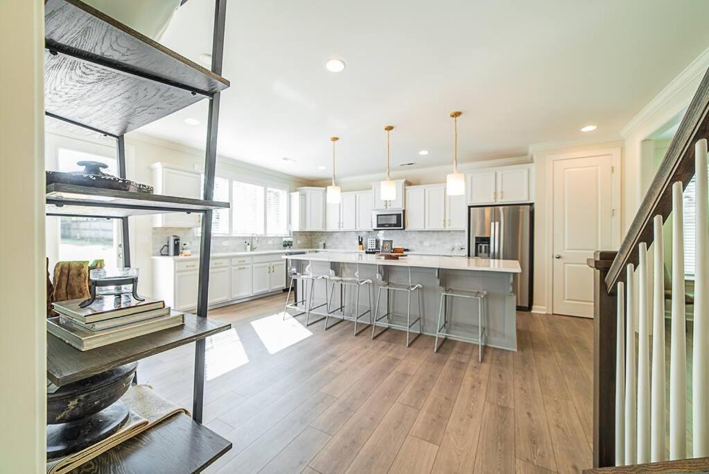 New! Lux. 4br W/ Grill, Office & Huge Yard Charlotte