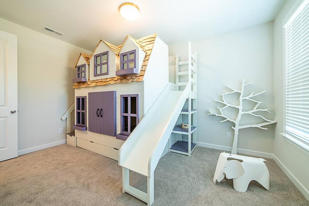 New! Lux. 4br W/ Grill, Office & Huge Yard *