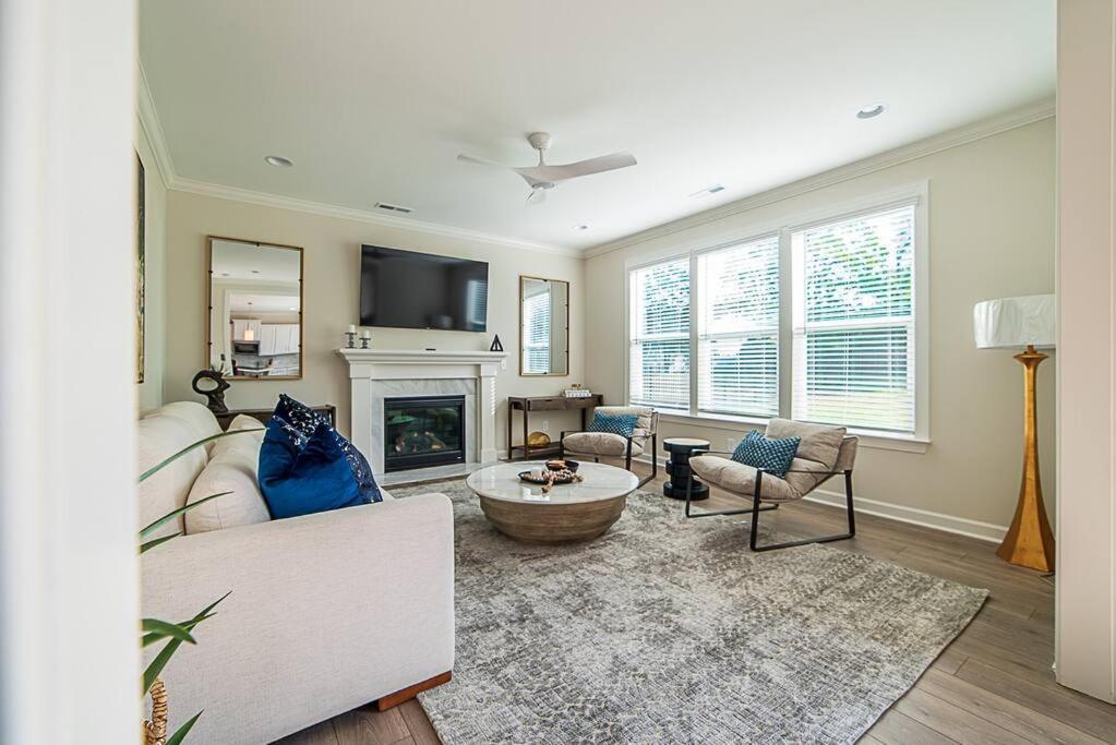 Holiday home New! Lux. 4br W/ Grill, Office & Huge Yard *