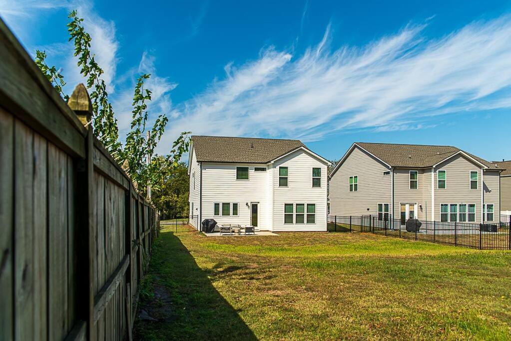 Holiday home New! Lux. 4br W/ Grill, Office & Huge Yard Charlotte