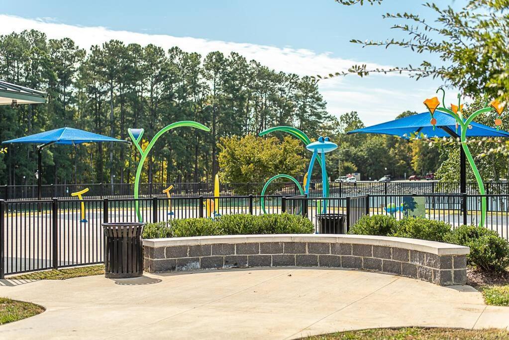 New! Lux. 4br W/ Grill, Office & Huge Yard Holiday home Charlotte