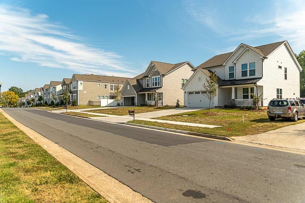 Holiday home New! Lux. 4br W/ Grill, Office & Huge Yard Charlotte