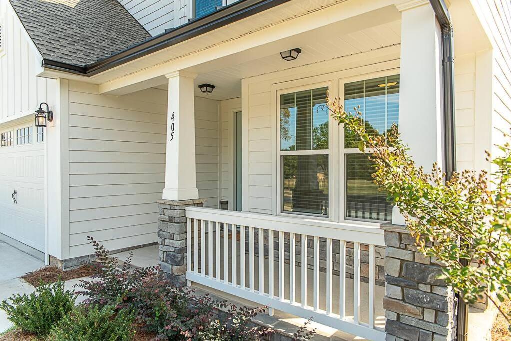 New! Lux. 4br W/ Grill, Office & Huge Yard Holiday home Charlotte