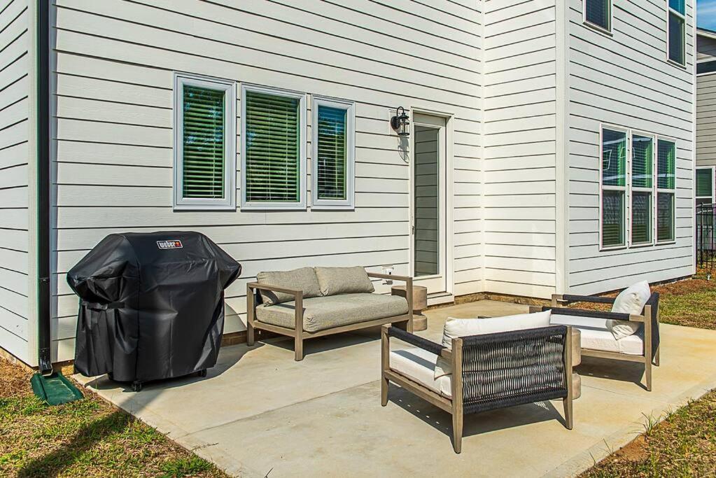 New! Lux. 4br W/ Grill, Office & Huge Yard * Charlotte