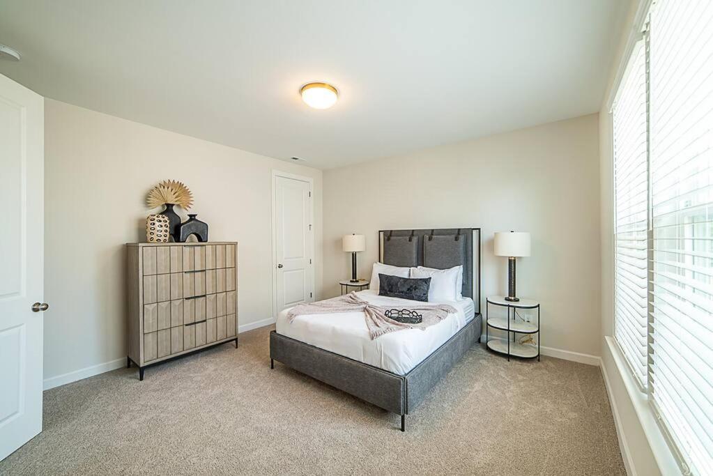 New! Lux. 4br W/ Grill, Office & Huge Yard
