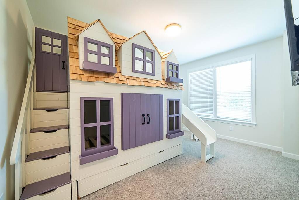 Holiday home New! Lux. 4br W/ Grill, Office & Huge Yard