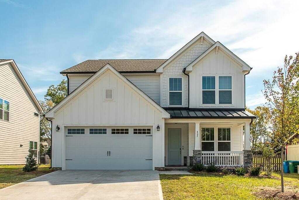 New! Lux. 4br W/ Grill, Office & Huge Yard Holiday home