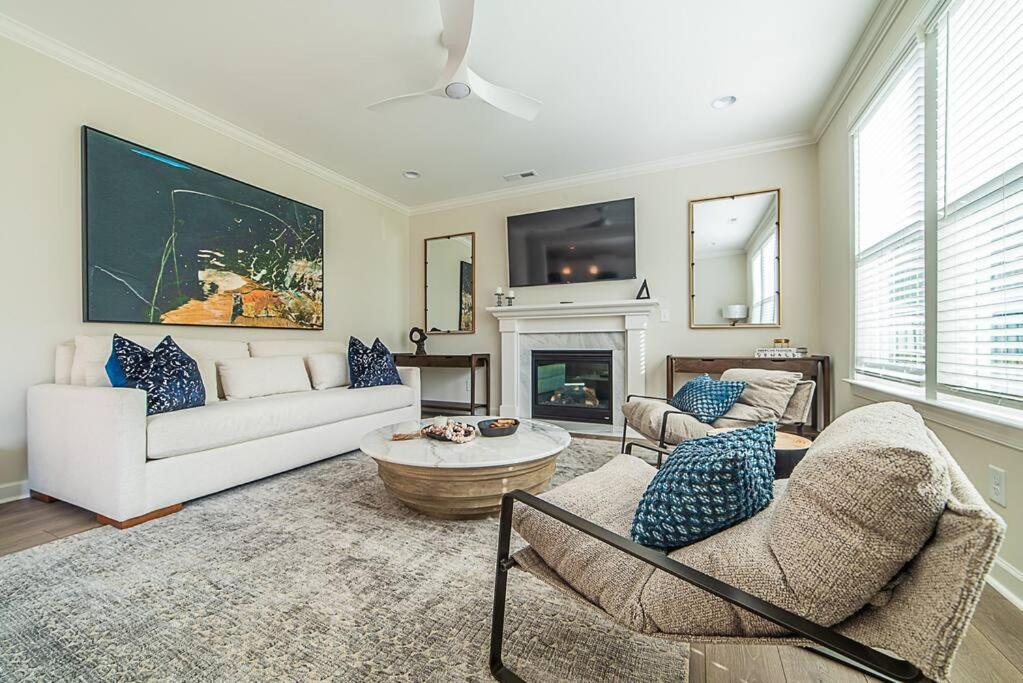 New! Lux. 4br W/ Grill, Office & Huge Yard * Charlotte
