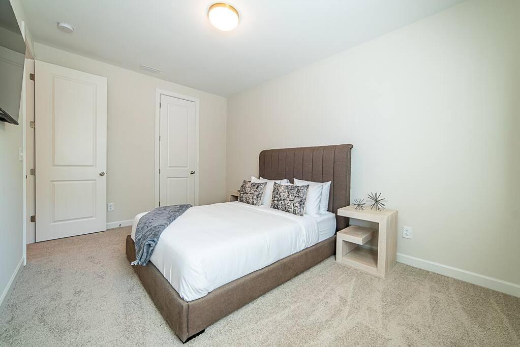 Holiday home New! Lux. 4br W/ Grill, Office & Huge Yard *