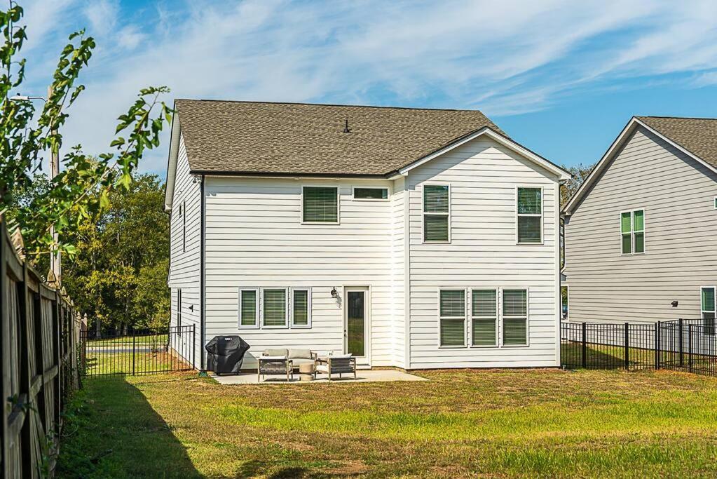 New! Lux. 4br W/ Grill, Office & Huge Yard