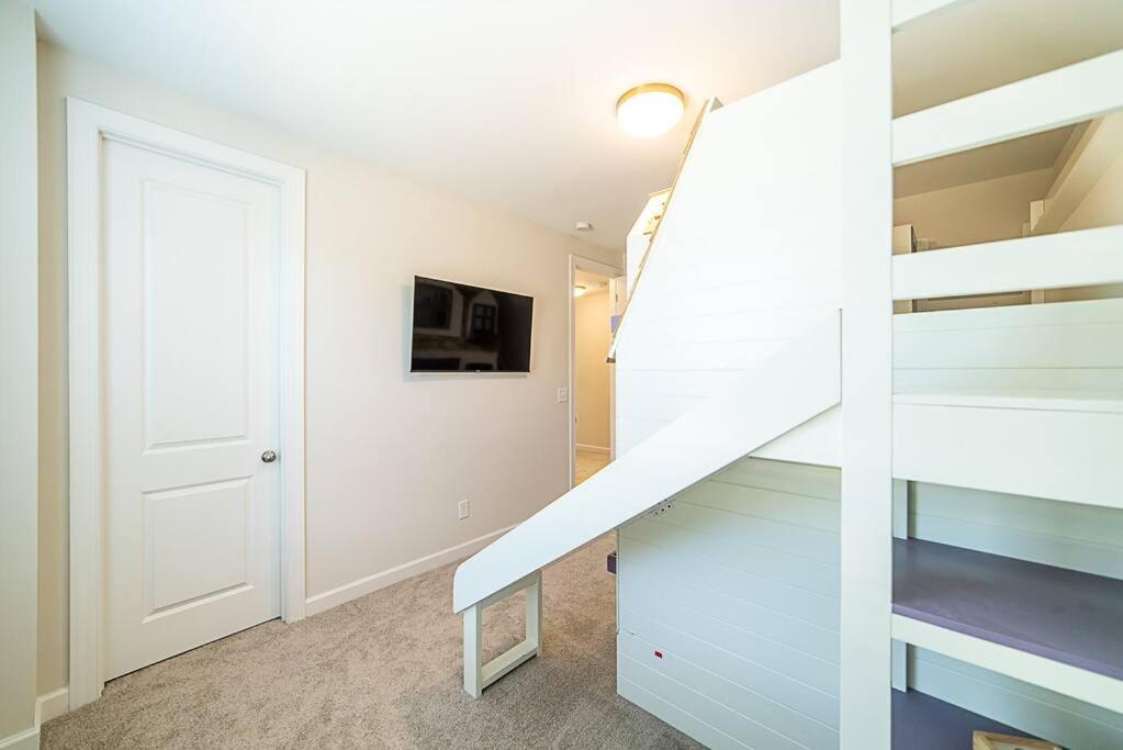 Holiday home New! Lux. 4br W/ Grill, Office & Huge Yard *