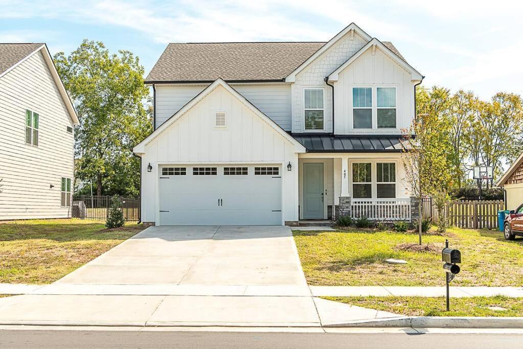 Holiday home New! Lux. 4br W/ Grill, Office & Huge Yard