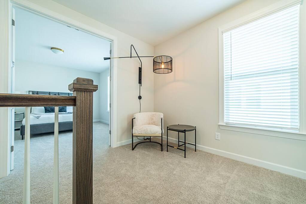 New! Lux. 4br W/ Grill, Office & Huge Yard Charlotte
