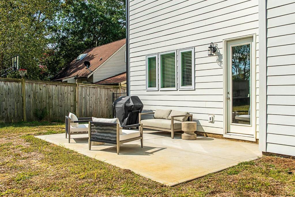 New! Lux. 4br W/ Grill, Office & Huge Yard Charlotte