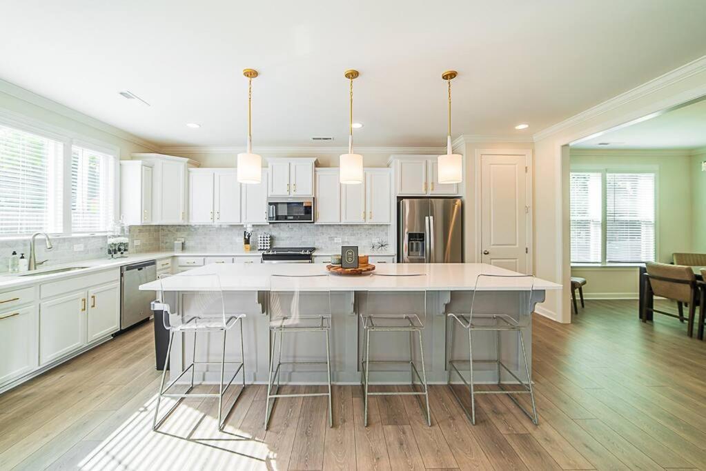 Holiday home New! Lux. 4br W/ Grill, Office & Huge Yard