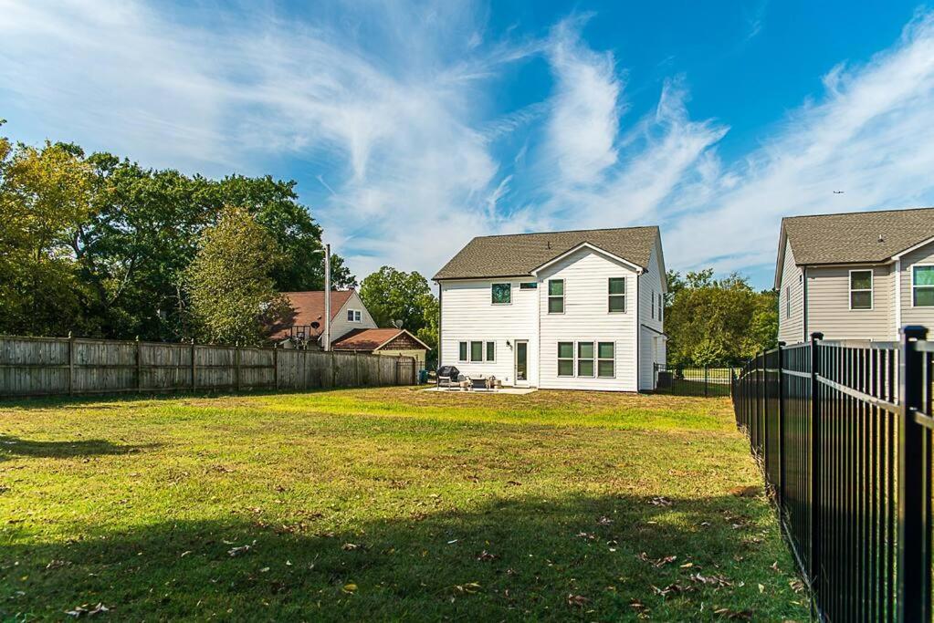 New! Lux. 4br W/ Grill, Office & Huge Yard Holiday home
