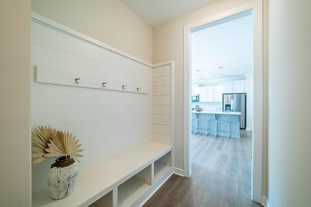 Holiday home New! Lux. 4br W/ Grill, Office & Huge Yard