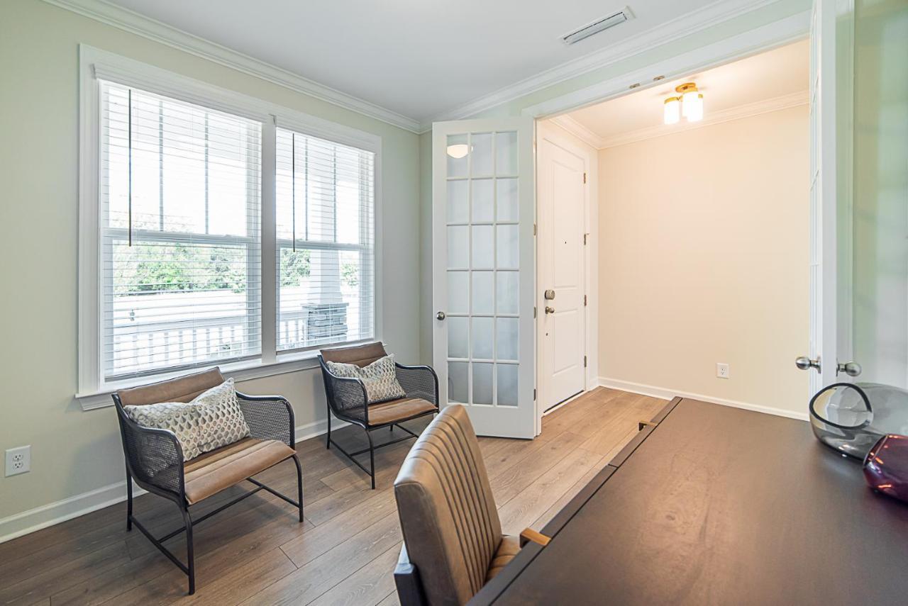 Holiday home New! Lux. 4br W/ Grill, Office & Huge Yard Charlotte