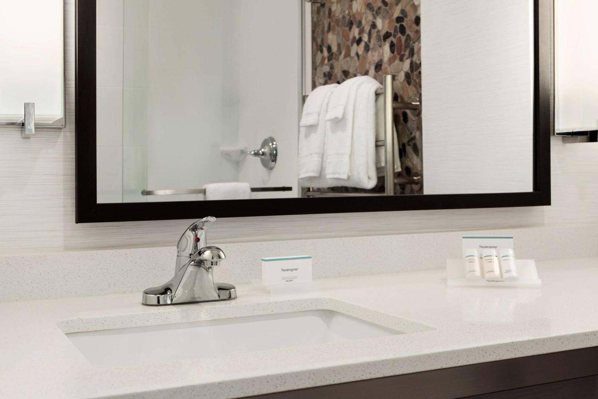 Hilton Garden Southpark 3*