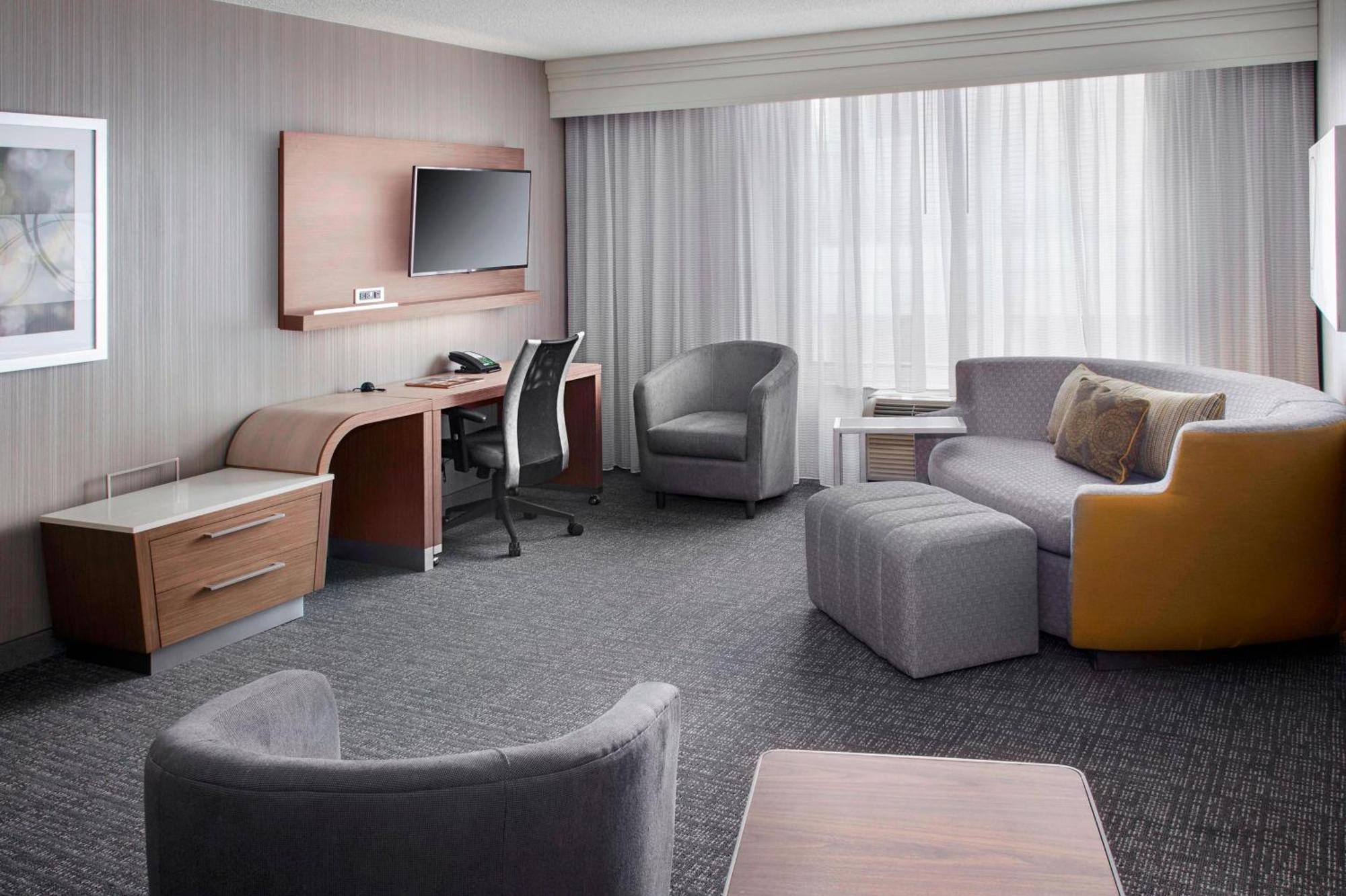 Courtyard Center Hotel