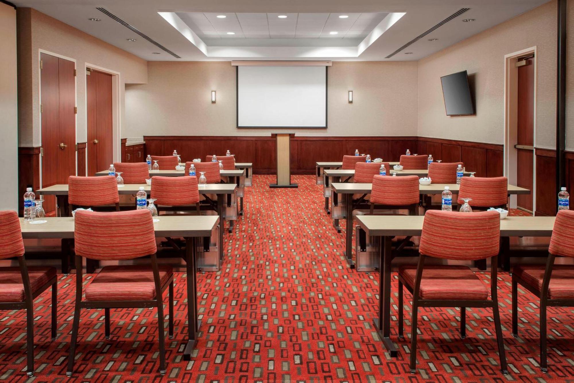 Courtyard Center Hotel 3*