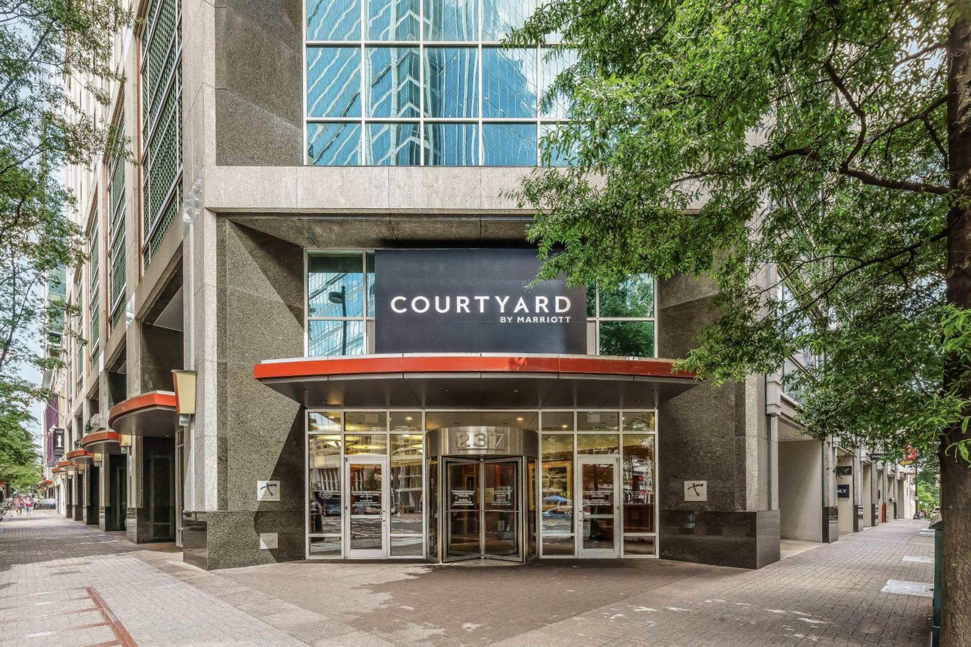 Hotel Courtyard Center 3*