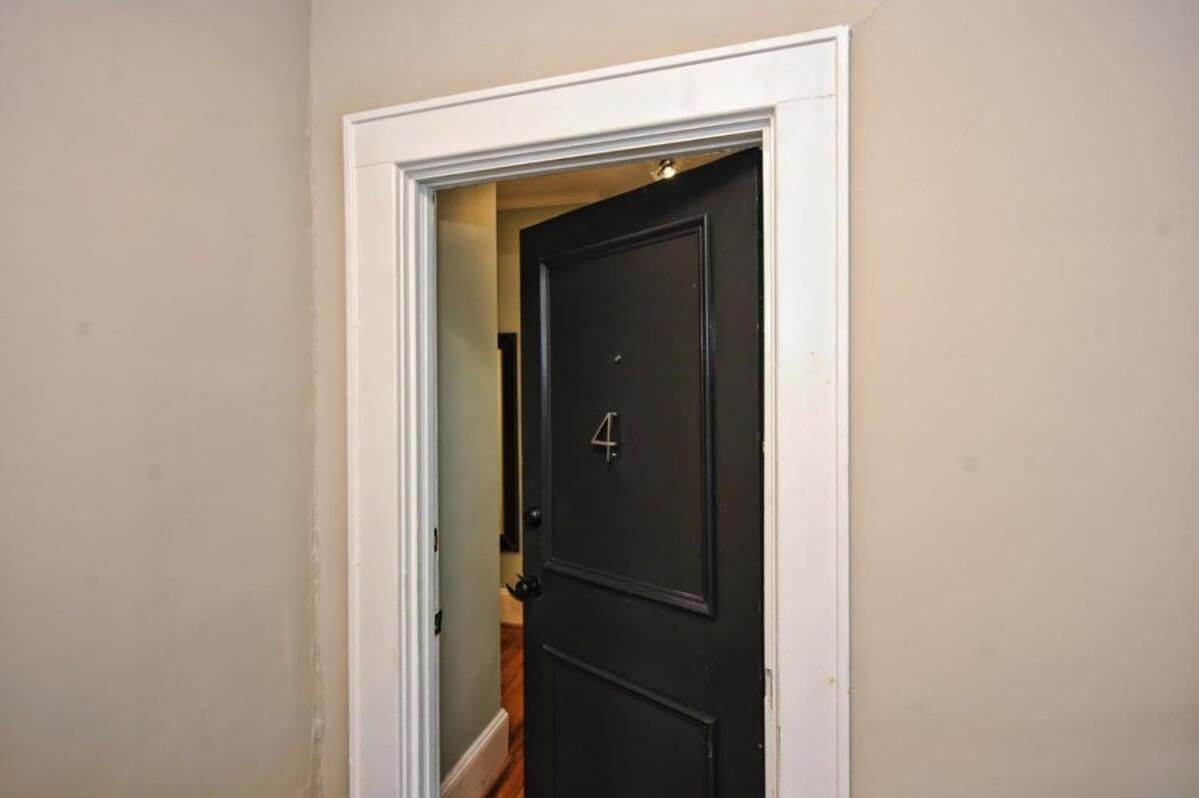 Vibrant And Cozy 2br Near Uptown With Balcony *