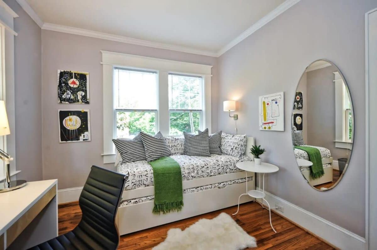 Vibrant And Cozy 2br Near Uptown With Balcony *