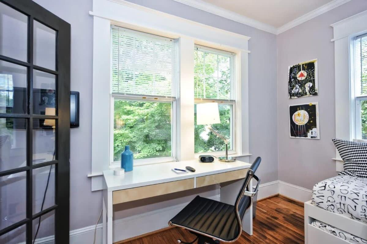 Vibrant And Cozy 2br Near Uptown With Balcony
