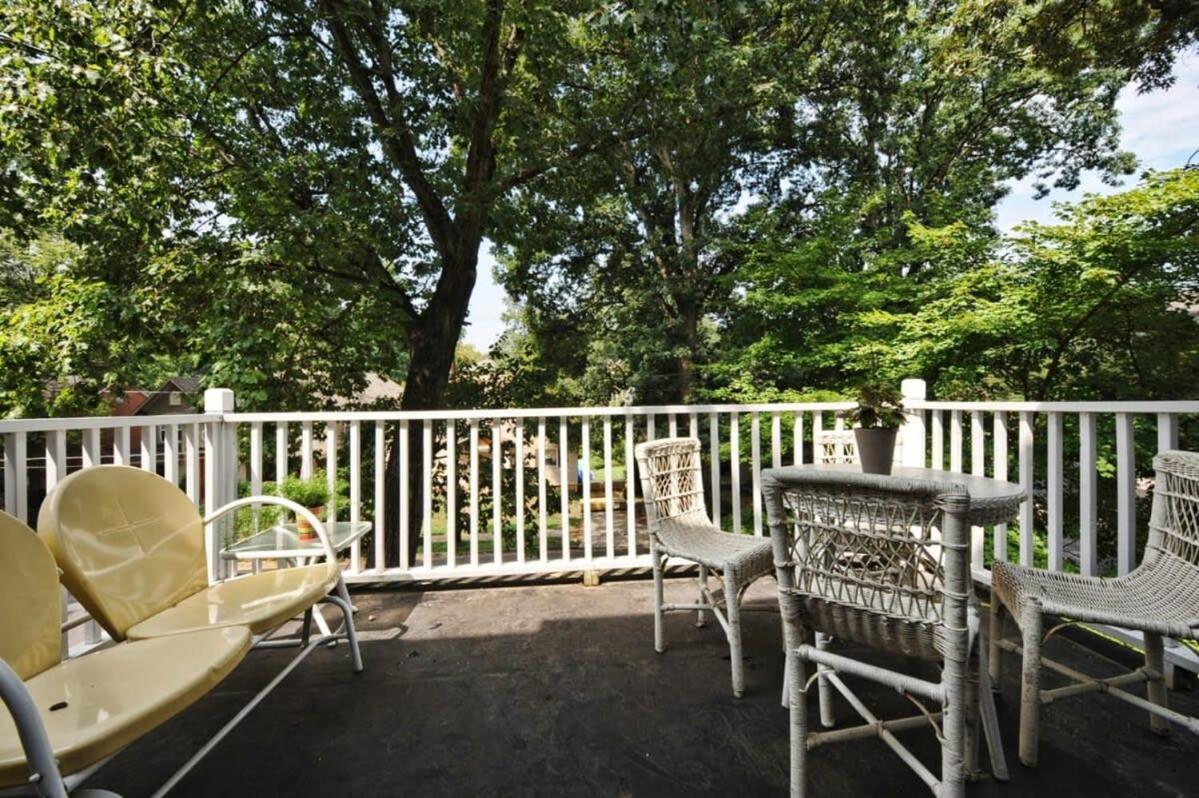 Vibrant And Cozy 2br Near Uptown With Balcony Holiday home