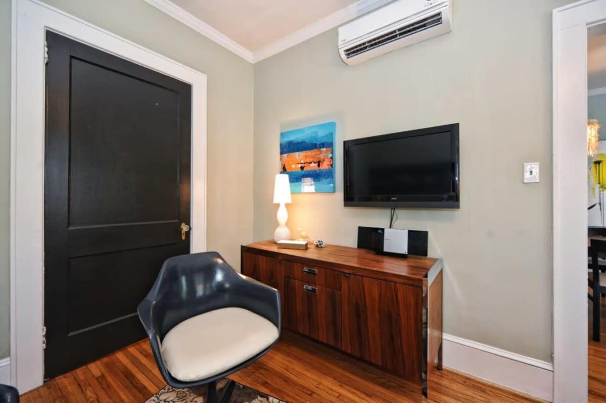 Vibrant And Cozy 2br Near Uptown With Balcony