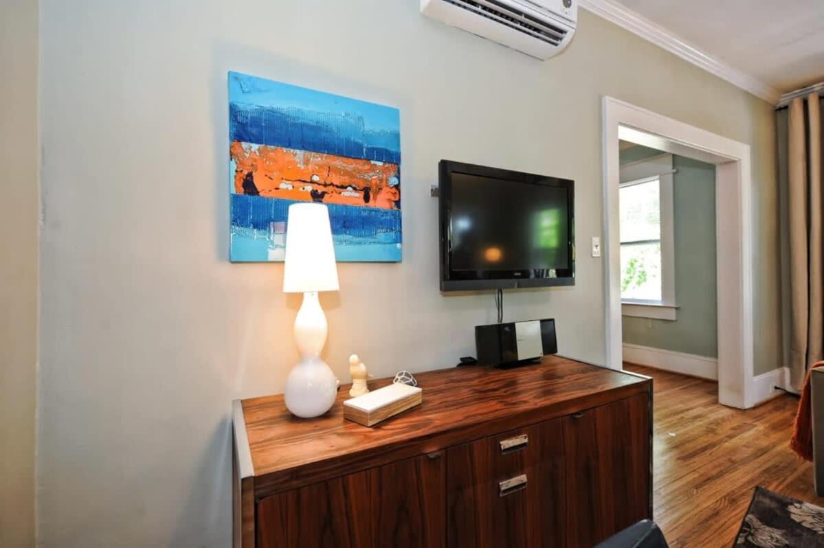 Holiday home Vibrant And Cozy 2br Near Uptown With Balcony *