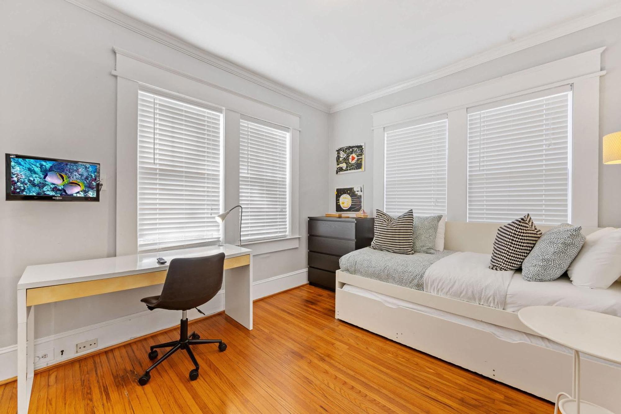 Vibrant And Cozy 2br Near Uptown With Balcony Holiday home *