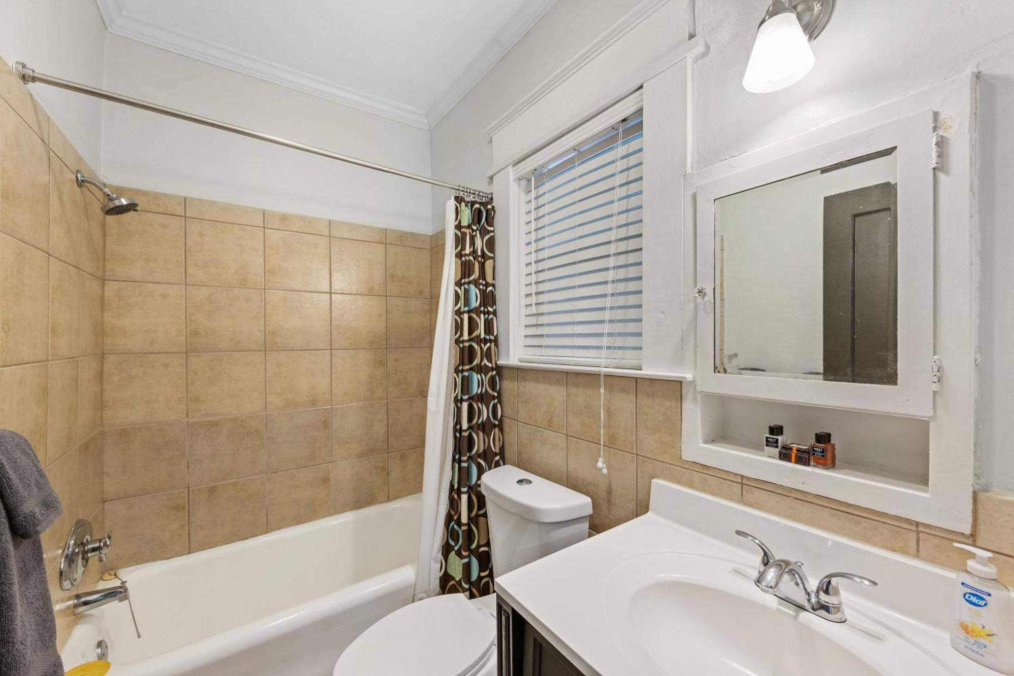 Holiday home Vibrant And Cozy 2br Near Uptown With Balcony *