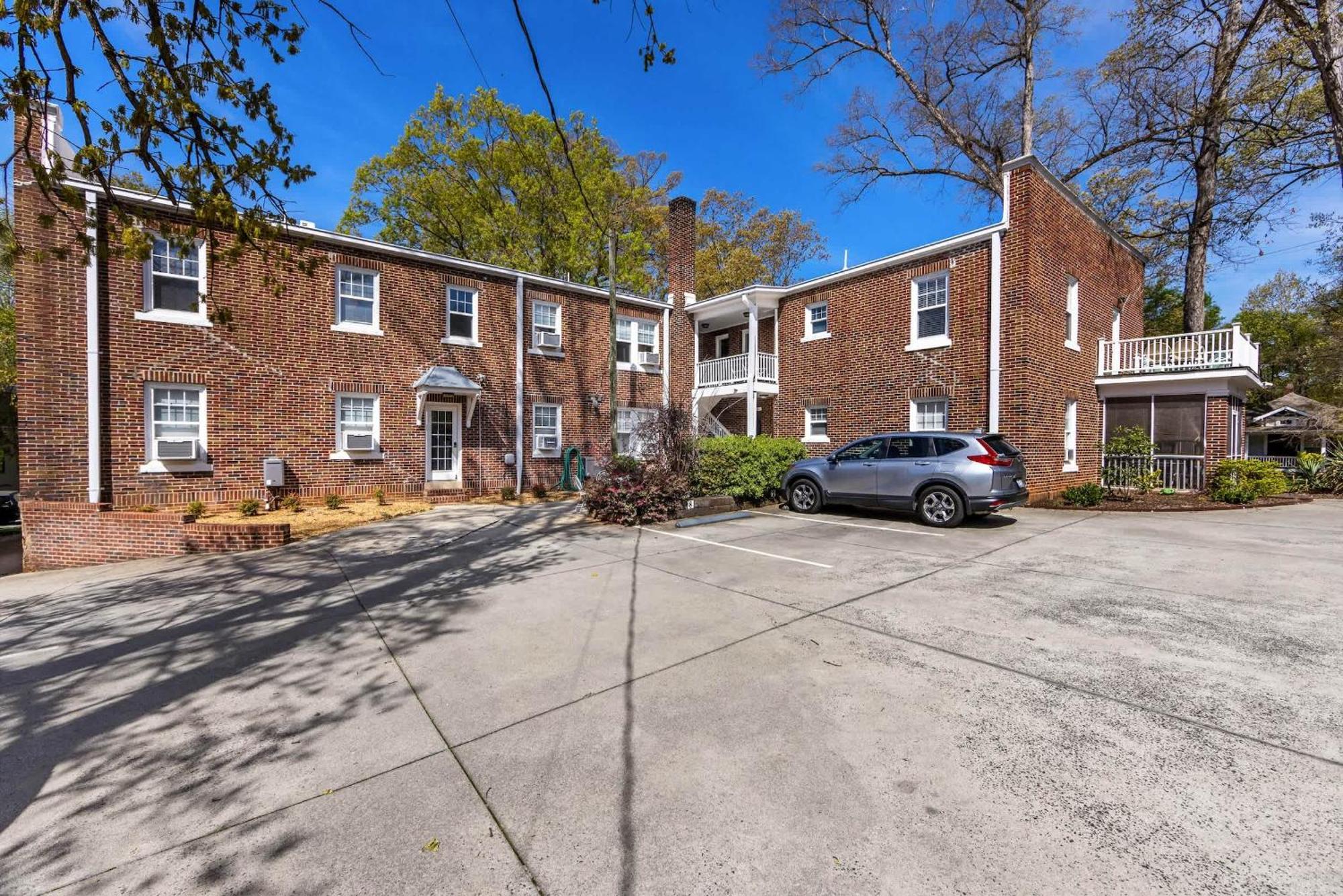 Vibrant And Cozy 2br Near Uptown With Balcony Holiday home *