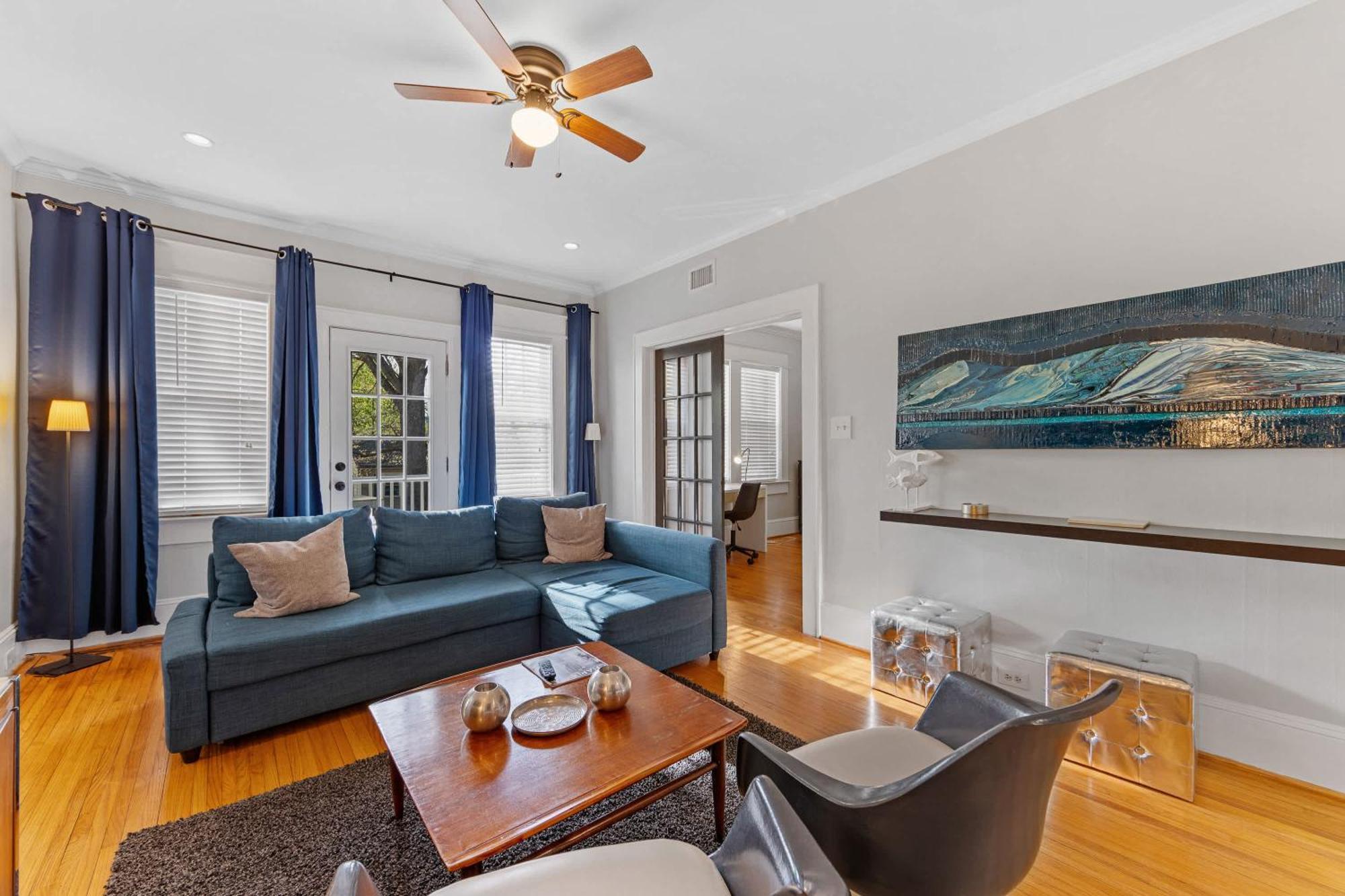 Vibrant And Cozy 2br Near Uptown With Balcony *