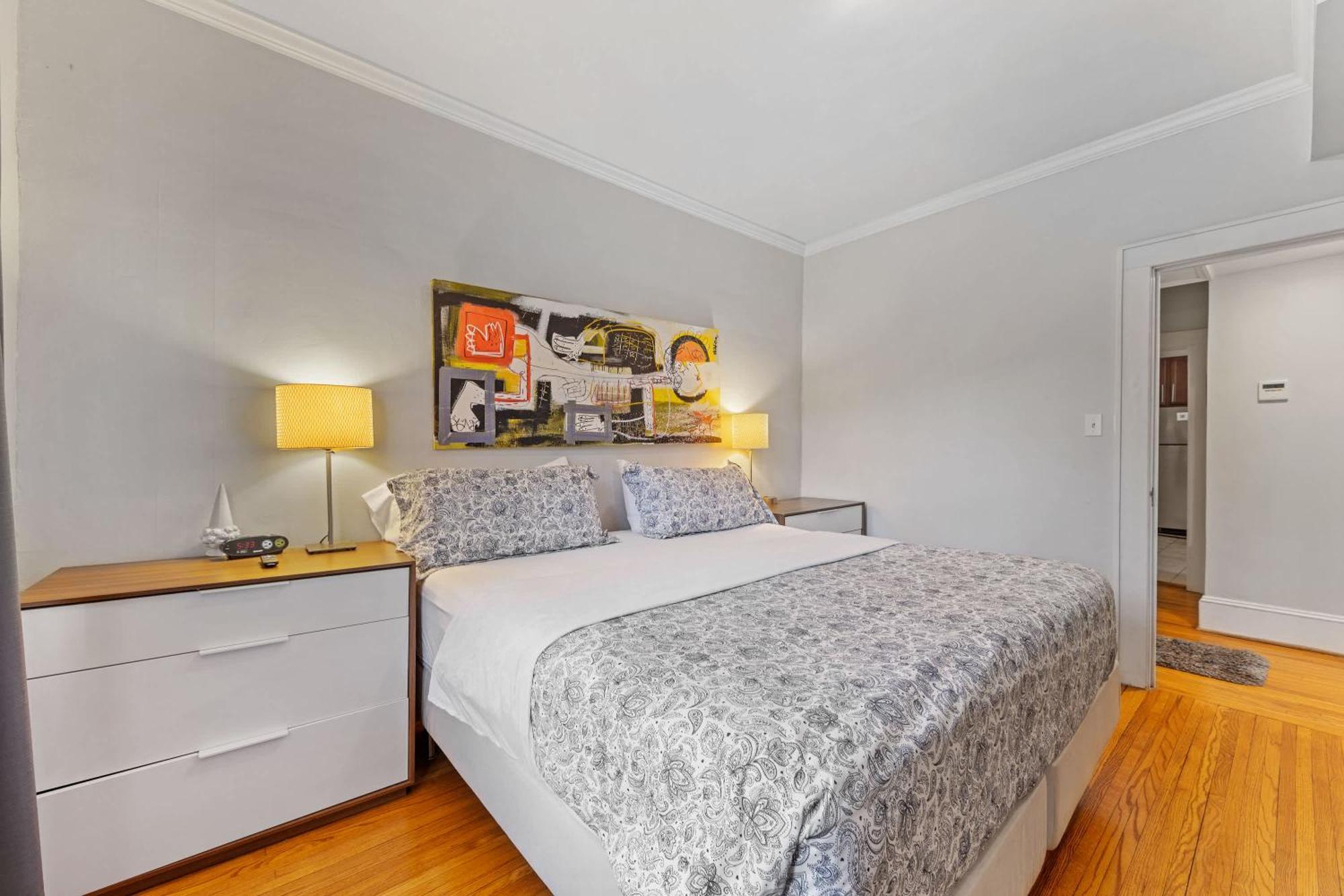 Vibrant And Cozy 2br Near Uptown With Balcony Holiday home
