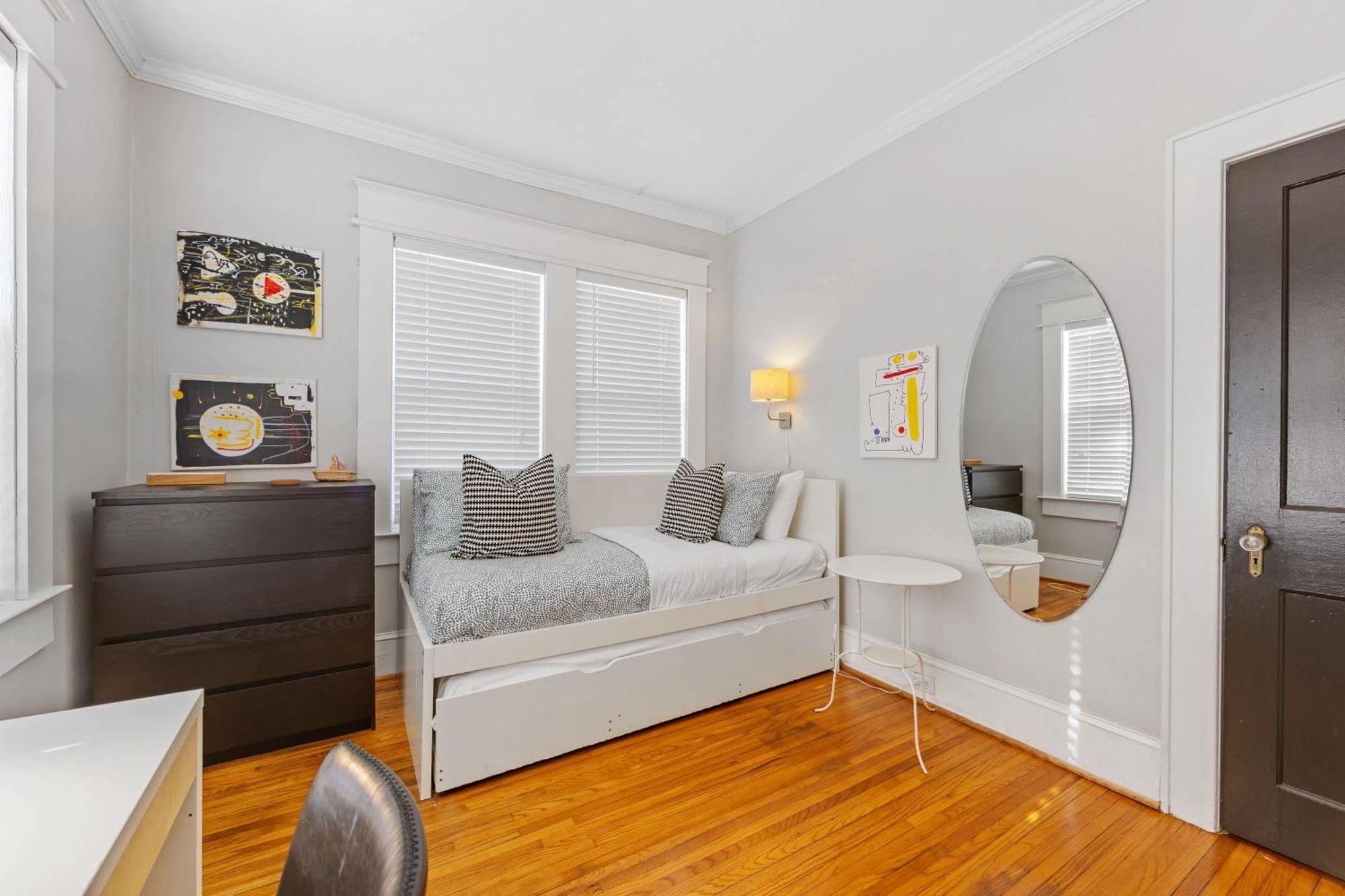 Vibrant And Cozy 2br Near Uptown With Balcony Holiday home *