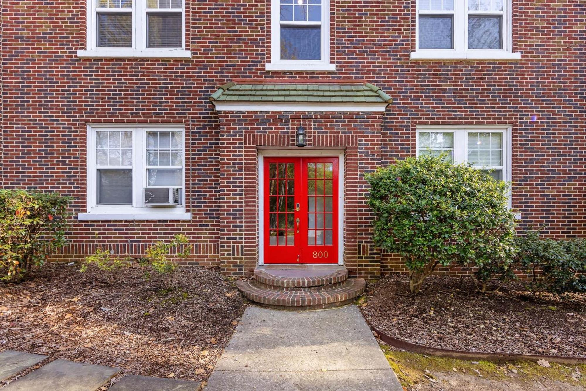Vibrant And Cozy 2br Near Uptown With Balcony Holiday home
