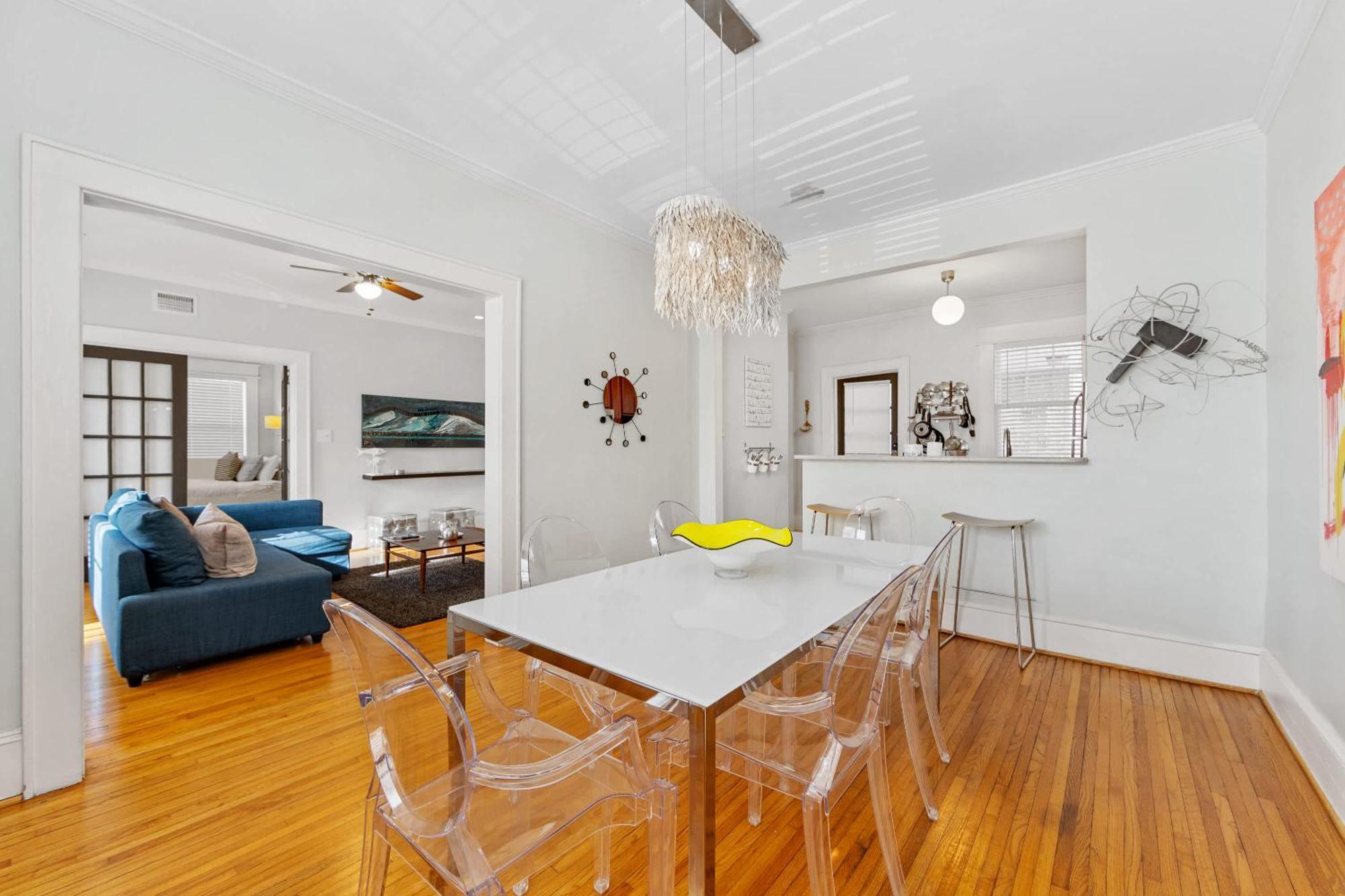 Holiday home Vibrant And Cozy 2br Near Uptown With Balcony *