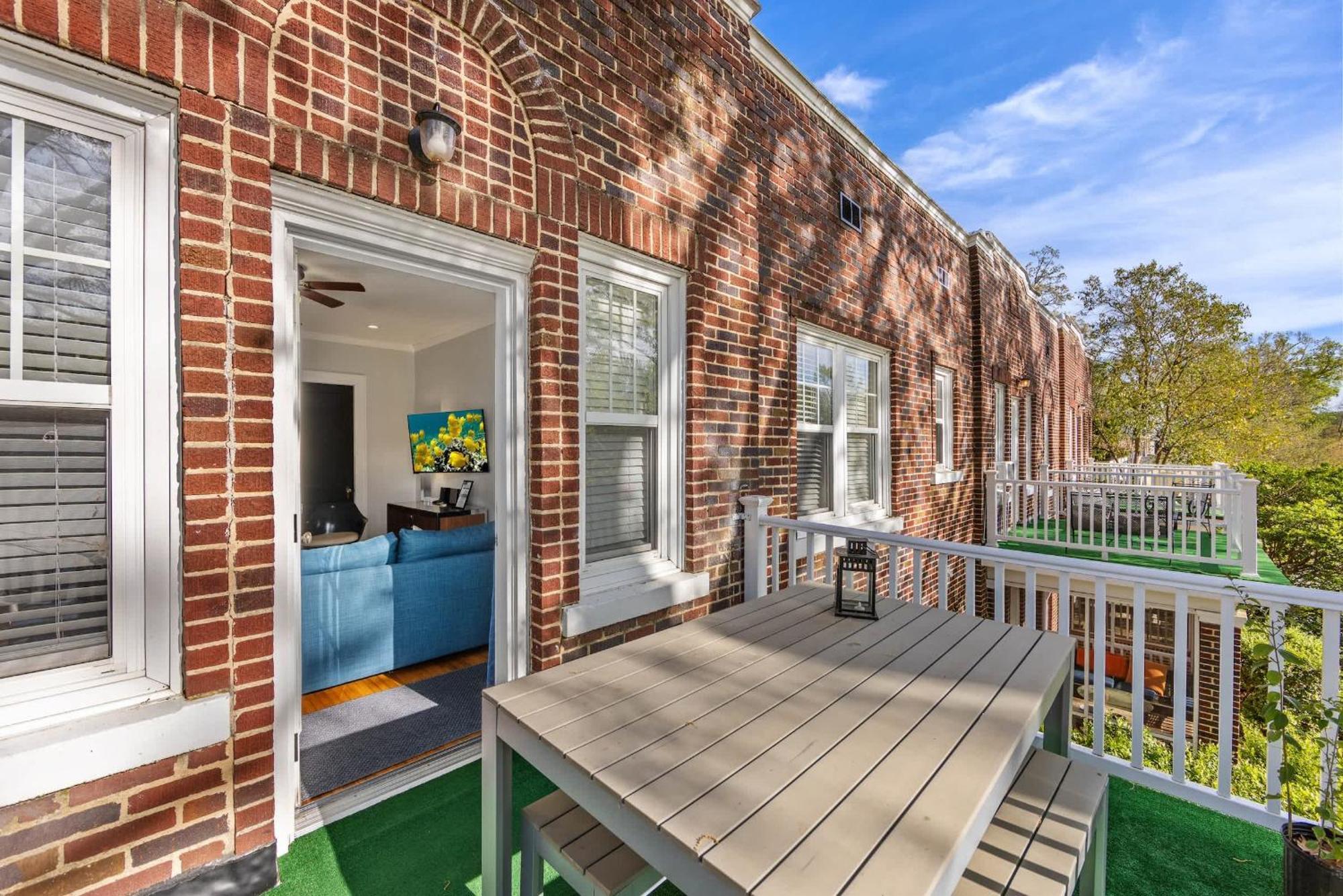 Vibrant And Cozy 2br Near Uptown With Balcony Charlotte