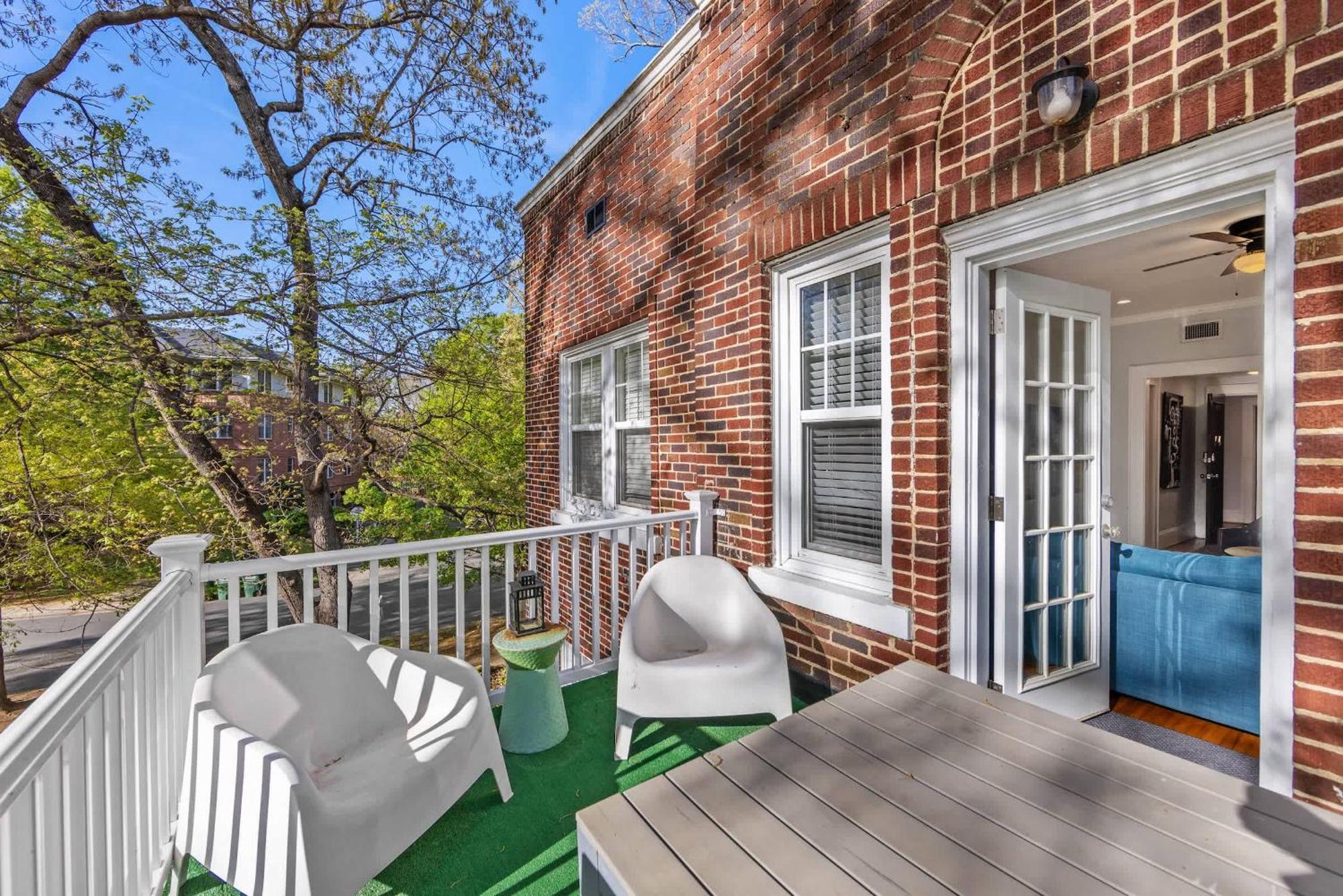 Vibrant And Cozy 2br Near Uptown With Balcony * Charlotte