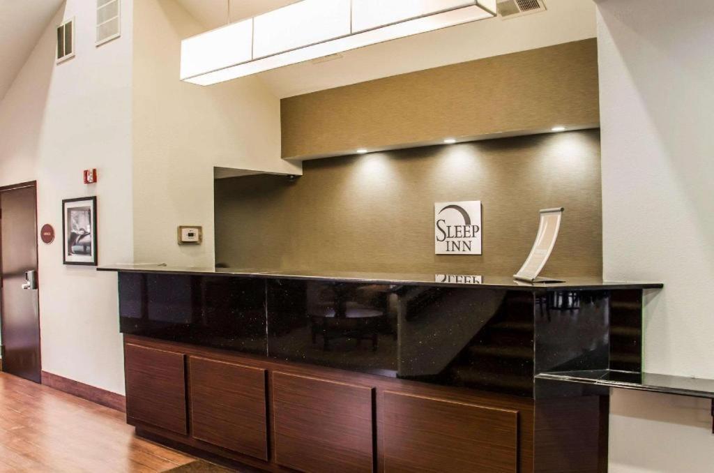 Hotel Sleep Airport - Billy Graham Parkway