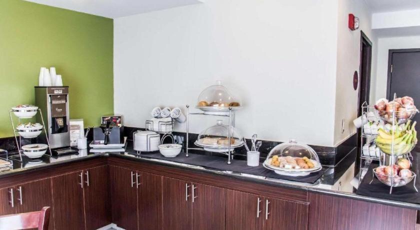 Sleep Airport - Billy Graham Parkway Hotel 2*