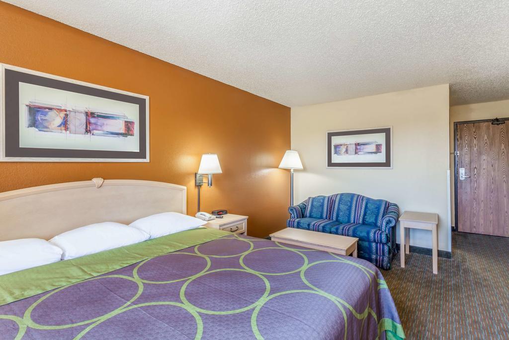 Super 8 By Wyndham Charlotte/amusement Park Area