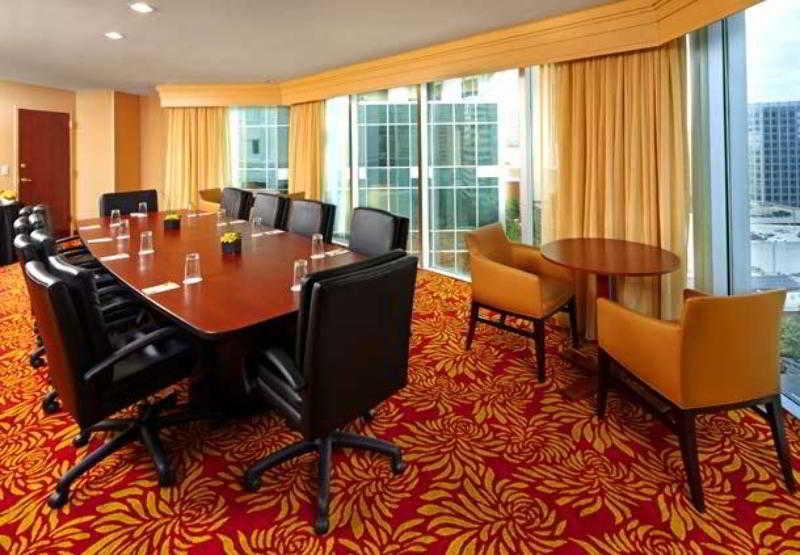 Courtyard Center 3*