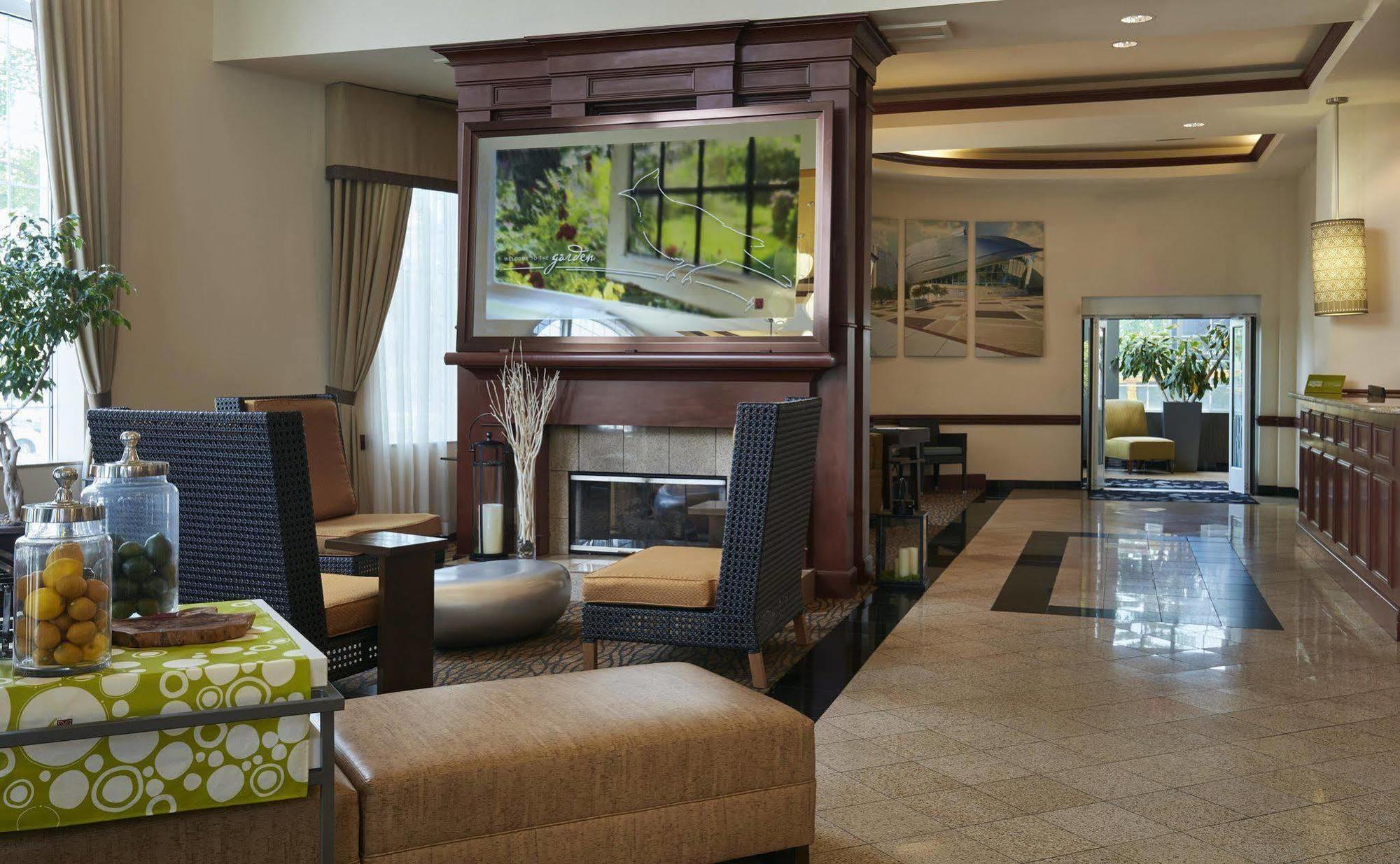 Courtyard Center 3*