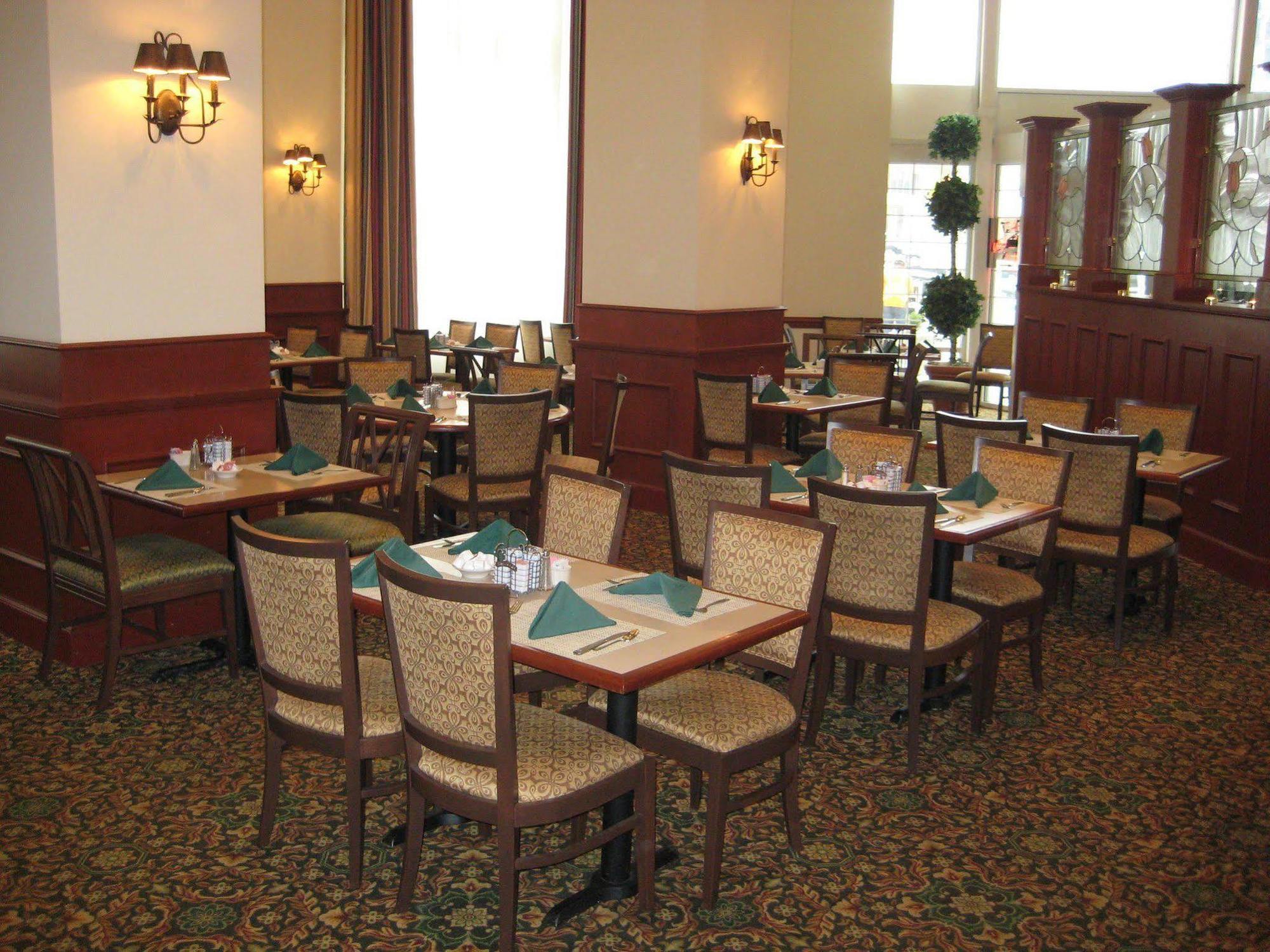Courtyard Center 3*