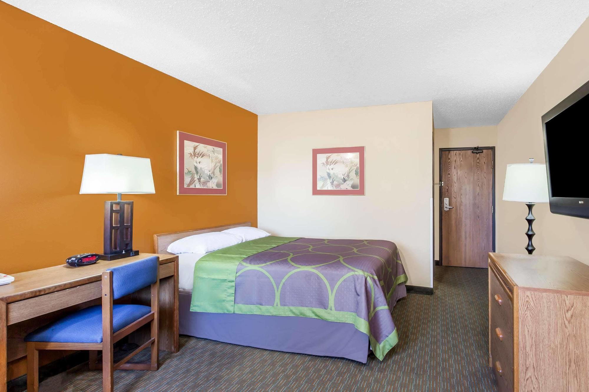 Super 8 By Wyndham Charlotte/amusement Park Area * Charlotte